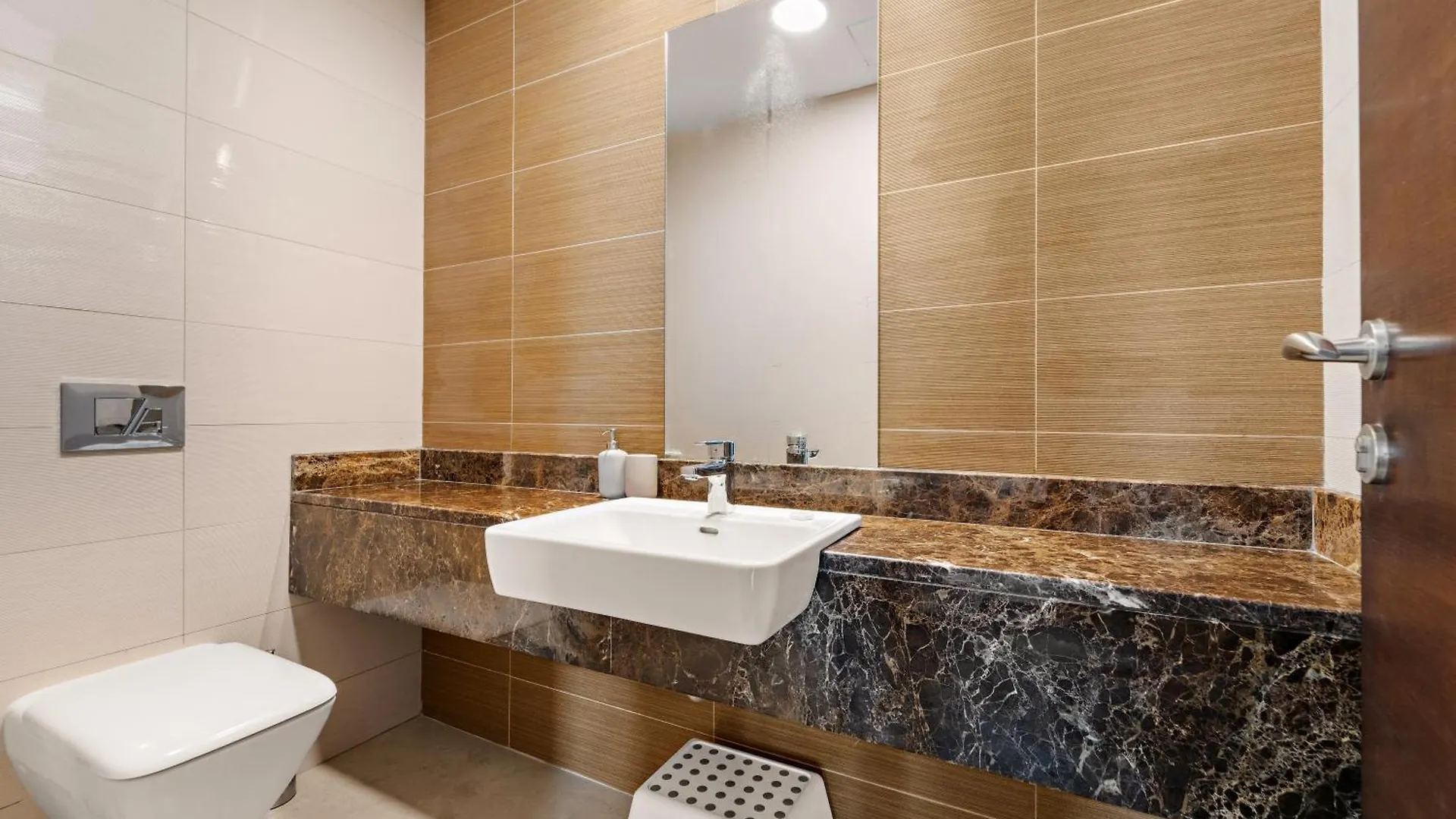 Waterfront View 1Br Apt With Gym, Pool & Sauna Dubai 0*,  United Arab Emirates